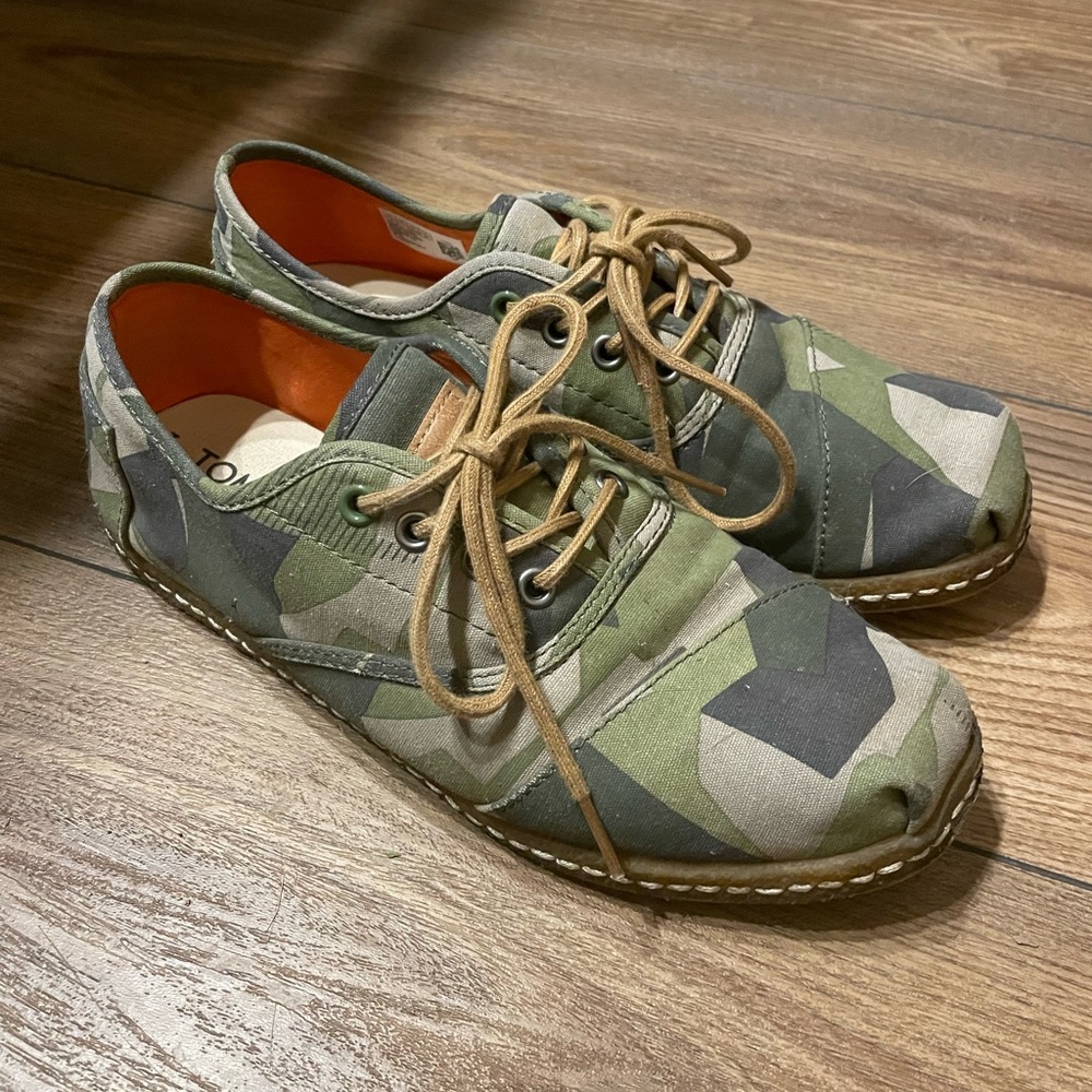 Toms low top shoes